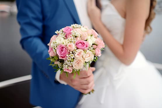 Mariés avec bouquet pour transport privé élégant à Beauvais