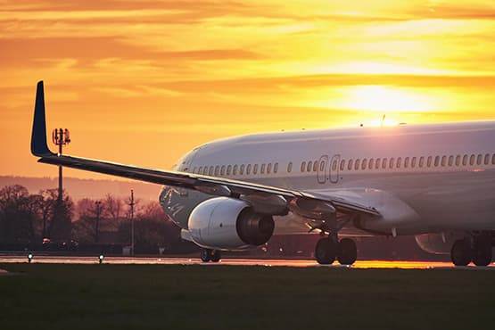 Avion au coucher du soleil pour transfert taxi Beauvais
